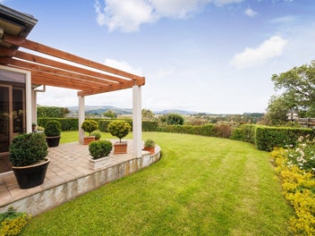 Stunning Views on a Grand 1126m² Section