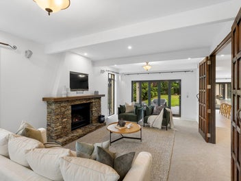 Luxury, Lifestyle & Location - with Motivation!