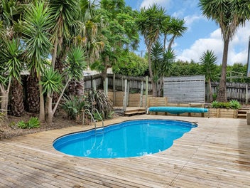 Family Living in Te Kamo West