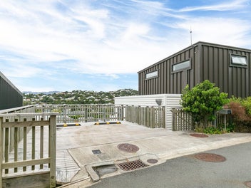 WONDERFUL WITH WALK IN WARDROBE!