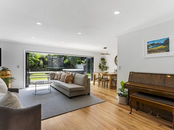 SUN-SOAKED INDOOR-OUTDOOR LIVING!