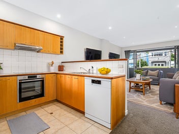 SUNNY, SPACIOUS AND PERFECTLY POSITIONED