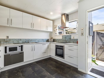 Easy-Care, City Fringe Living!