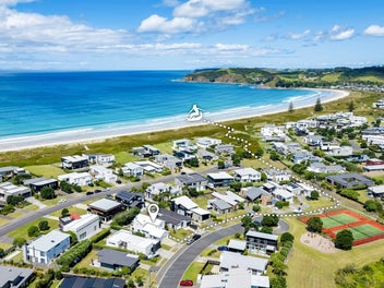 HAMPTONS-STYLE FAMILY HOME NEAR THE BEACH