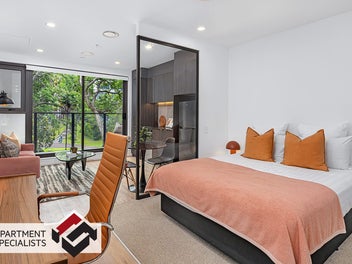 Park Outlook, Uni Location, Near-New