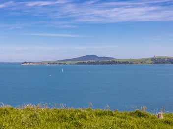 Spectacular waterfront land