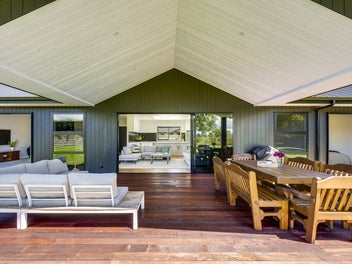 High-Spec Lifestyle Living - Close to Everything!