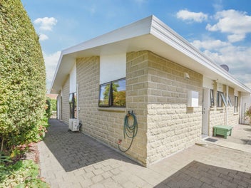 Stylish, Sunny & Exceptionally Located