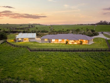 Brick & Tile on 1 hectare + Shed + Sleepout