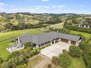 LARGE HOME + FAMILY ESTATE ON 1.9H JUST NTH OF AKL