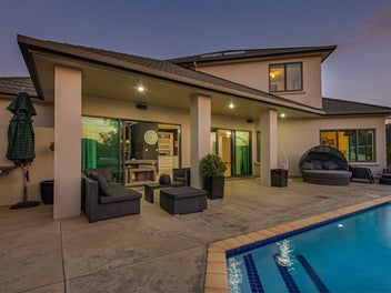 Timeless family elegance on Banksia