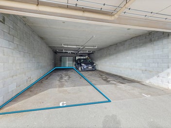 Large Albany unit with Two Undercover Carparks