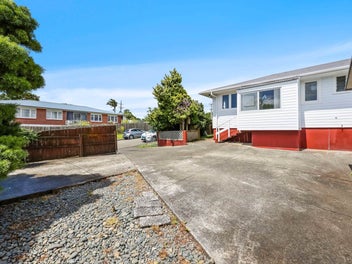 Vendor's Move To Overseas - Must Be Sold!