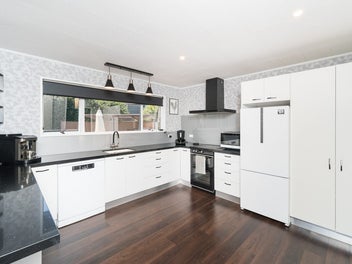 3 Beds + Large Office + Big Living!!