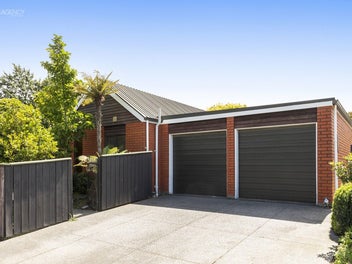 Must Sell – Prime Burnside Location