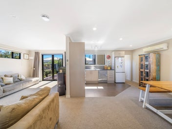 Warm Home, 2 Toilets, Office Nook + Studio