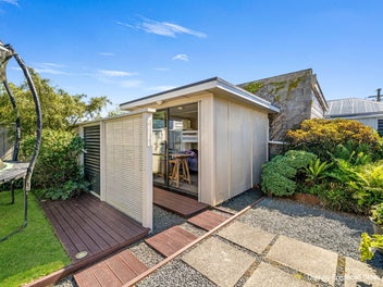 Warm Home, 2 Toilets, Office Nook + Studio