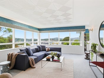 FLEXIBLE 5-BED '60S CLASSIC WITH VIEWS