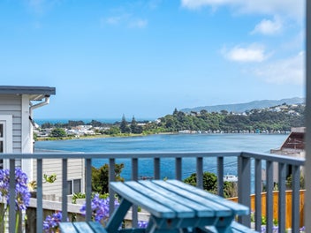 Cottage Charm with stunning Water Views