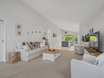 Easy to Love, Easy to Live In