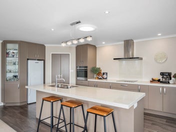 Sunny & Spacious Rowesdale Family Home