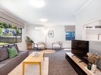 SINGLE LEVEL, SUNSHINE & LYALL BAY LIFESTYLE