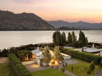 A masterpiece on the edge of Lake Wanaka