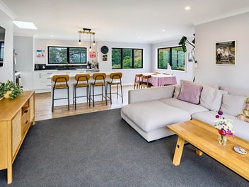 SUNNY, NEAR-NEW FAMILY GEM