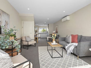 Stylish, Sunny & Perfectly Positioned in...