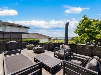 Single level/harbour views/disregard CV