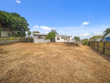 DEVELOP OR INVEST - 908m2 with RC for 3 lots