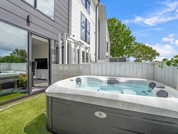 Stylish & Low Maintenance - Prime Massey Location