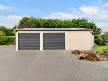 CONTEMPORARY FAMILY STYLE - DESIRABLE LOCATION