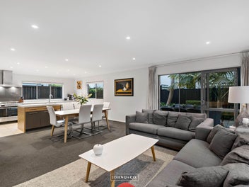 Elegant Living & Views - Perfectly Positioned