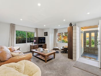 Elegant Living & Views - Perfectly Positioned