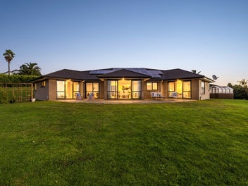 Luxury Living with Commanding Auckland Views
