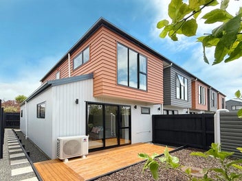 Best Corner - End of ROW with Privacy & Stylish