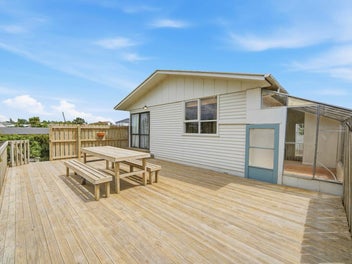 Freehold 1,232m² (mol) With a Granny Flat!