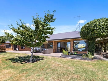 ESCAPE TO PARADISE - JUST 5 MINUTES TO SILVERDALE!