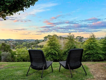 ESCAPE TO PARADISE - JUST 5 MINUTES TO SILVERDALE!