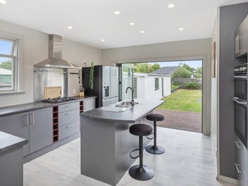 Find Your NICHE in the Heart of Shirley