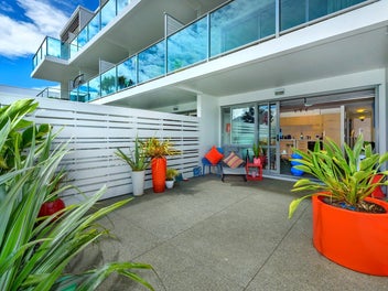 * UNDER OFFER * Easy Central City Living