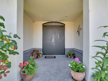 Spacious Townhouse Living Meets Garden Calm