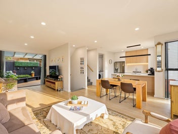 5 Beds in Macleans School Zone