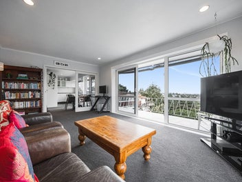 Hillcrest Family Home with Harbour Views!