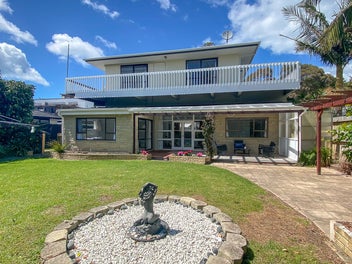 3 bdr home + 2 bdr separate accommodation