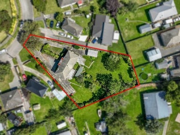 Large opportunity! 1604sqm in Town + 2 flats