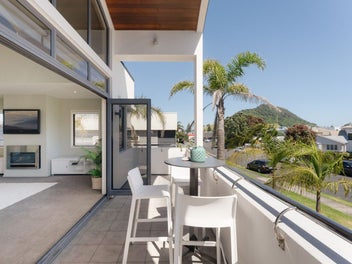 Elegant Entertainer on Oceanview Road