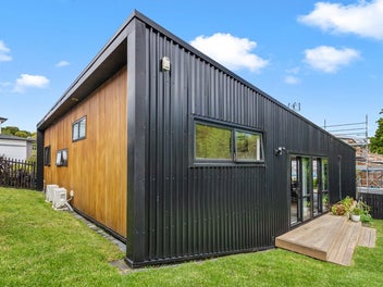 Architectural living on the Titirangi Border
