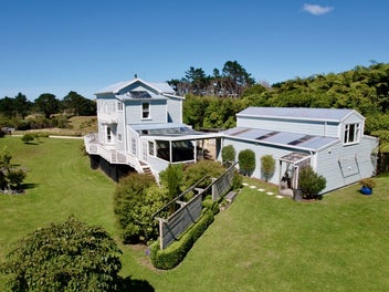 Lifestyle & gorgeous Victorian farmhouse